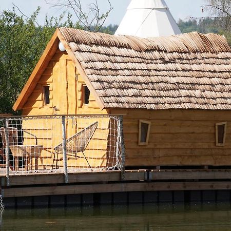 Les Cabanes Flottantes Givrauval المظهر الخارجي الصورة